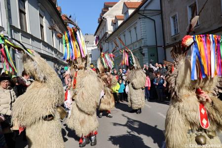 Kamnik so obiskali koranti iz Zamušanov pri Ptuju in v mestno jedro privabili nepregledno množico, željno ogleda tradicionalne pustne šege (25)